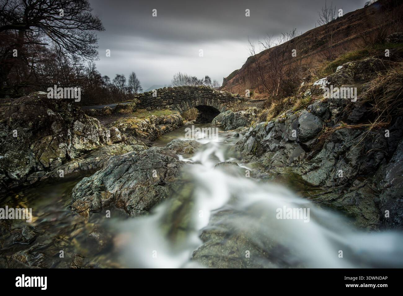 Ashness Stone Bridge sulla strada per Watendlath Tarn da Borrowdale nel Lake District, Lake District National Park Foto Stock