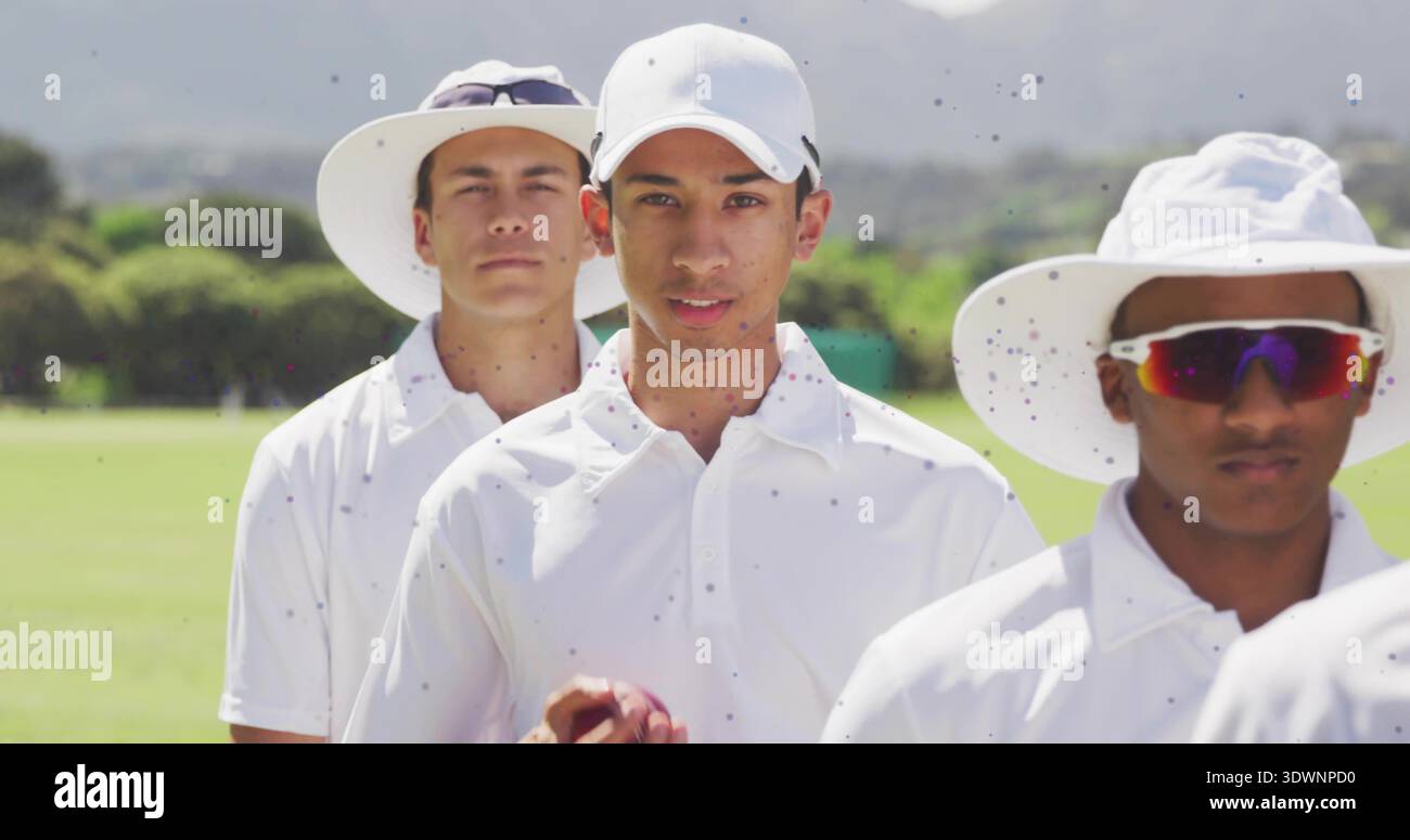 Trio in piedi al campo di cricket, con magliette bianche cappelli bianchi occhiali da sole che reggono la palla da cricket Foto Stock