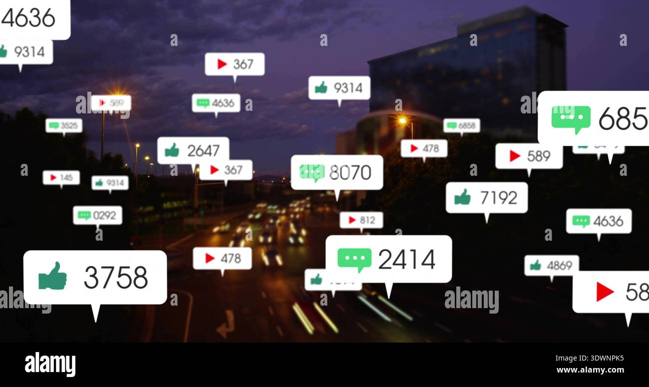 Visualizzazione di bolle vocali fluttuanti e icone di gioco sull'autostrada urbana al crepuscolo, mostrando le piste luminose dell'auto Foto Stock
