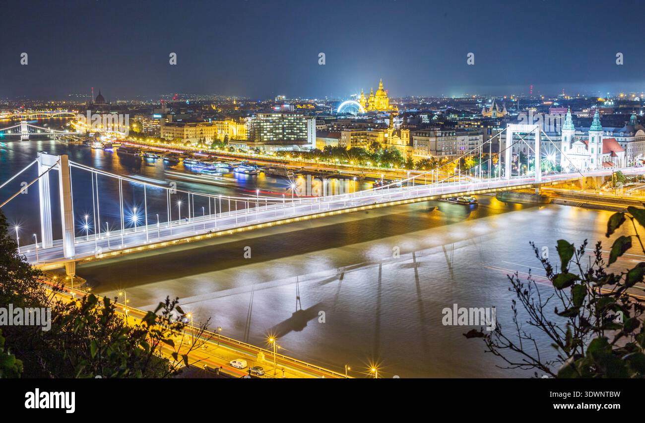 Visione aerea panoramica della città di Budapest in Ungheria al crepuscolo serale Foto Stock