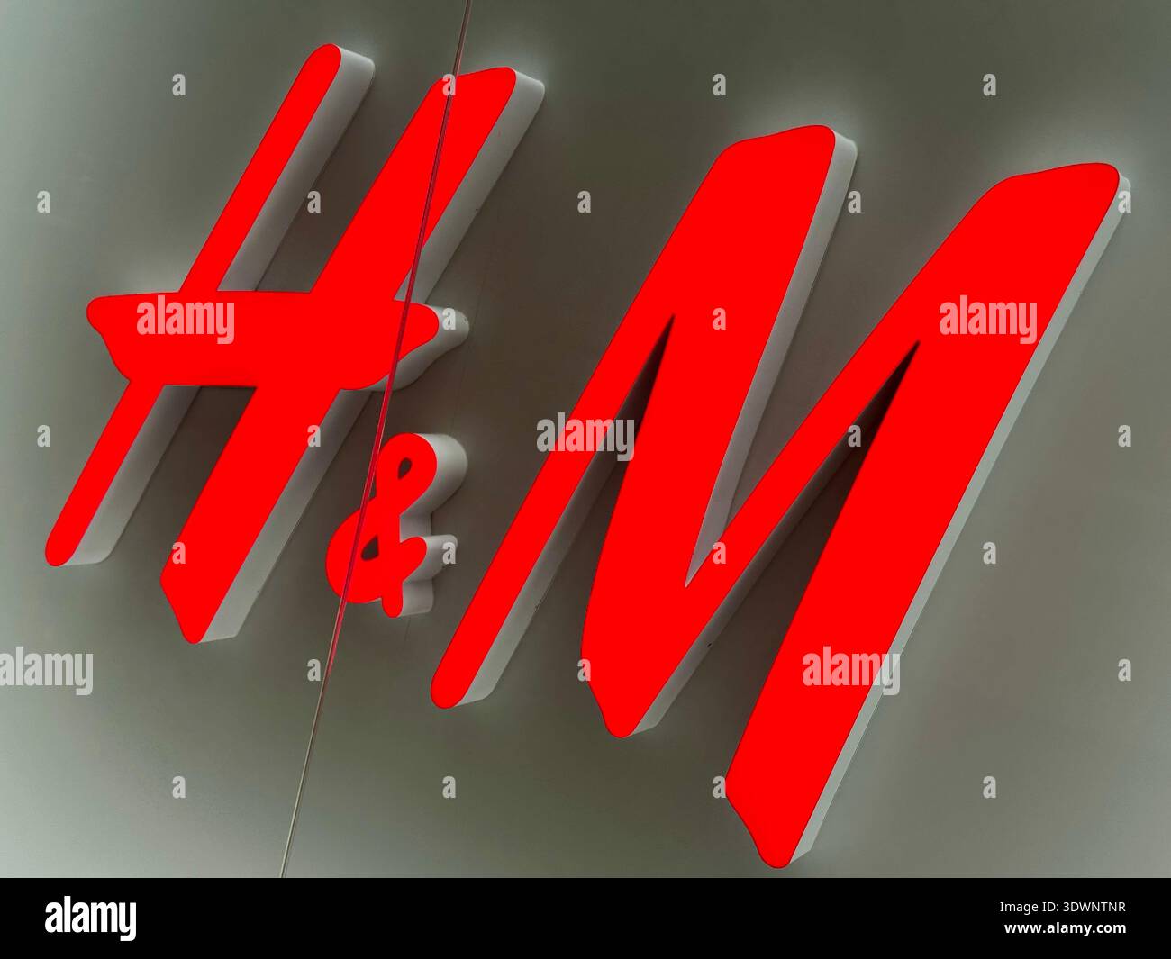 Segno rosso H&M. - Immagine stock catturata con smartphone