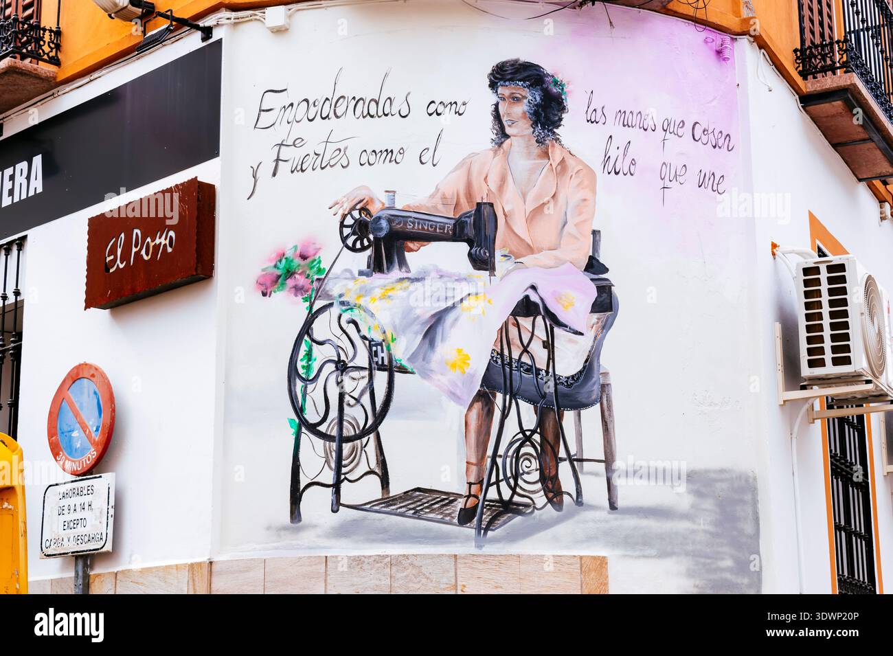 Omaggio murale urbano alle donne: Potenziato come le mani che cucono, forte come il filo che si lega. Yunquera, Málaga, Andalucía, Spagna, Europa Foto Stock