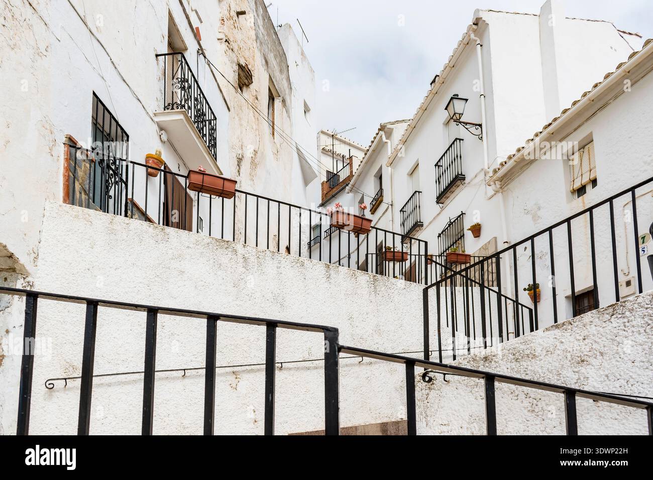 Strade ripide nel villaggio di Yunquera, Málaga, Andalucía, Spagna, Europa Foto Stock