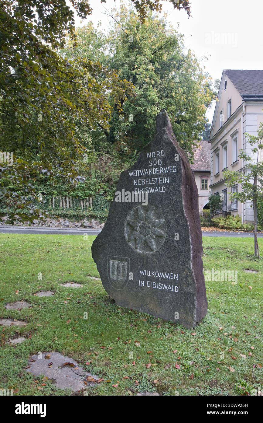 Austria, Stiria, Eibiswald - 27 settembre 2025: Il masso è un punto di riferimento che segna l'estremità meridionale del sentiero escursionistico a lunga distanza dell'Austria Nord‑Süd‑W. Foto Stock