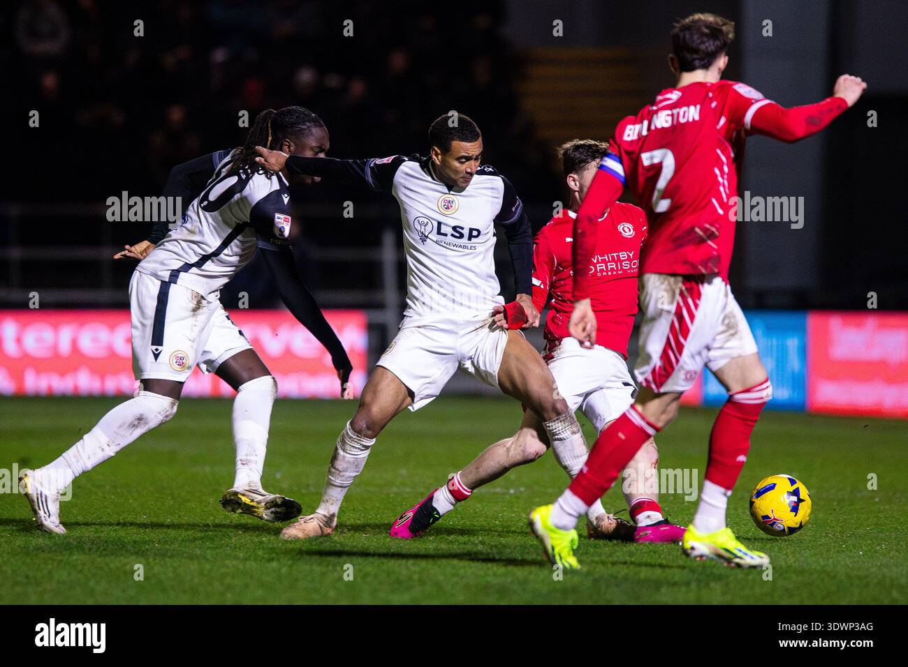 Ashley Charles affronta un giocatore del Crewe Alexandra durante Bromley vs Crewe Alexandra FC 27/01/26 Foto Stock