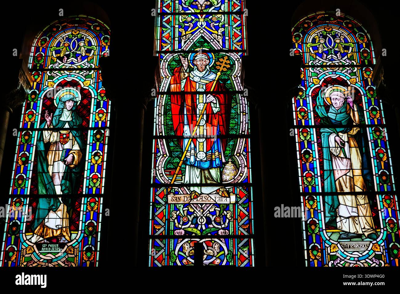 Finestra in vetro colorato. Papa Damaso i, noto anche come Damaso di Roma. Cripta della Cattedrale dell'Almudena. Madrid, Comunidad de Madrid, Spagna, Europa Foto Stock
