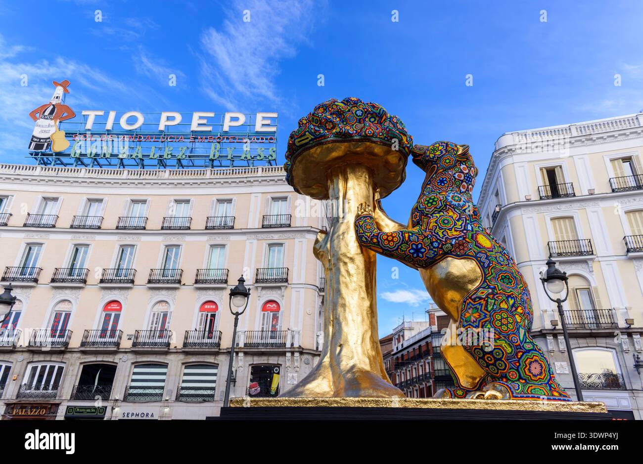 Ricreazione dell'iconica scultura "l'Orso e l'albero della fragola", realizzata dall'artista messicano César Menchaca, trasformandola, attraverso l'uso dell'Hu Foto Stock