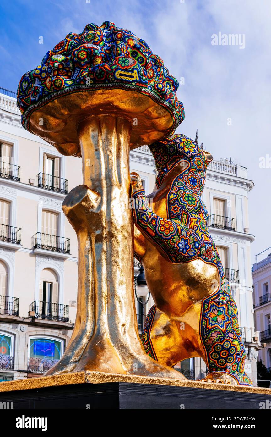 Ricreazione dell'iconica scultura "l'Orso e l'albero della fragola", realizzata dall'artista messicano César Menchaca, trasformandola, attraverso l'uso dell'Hu Foto Stock