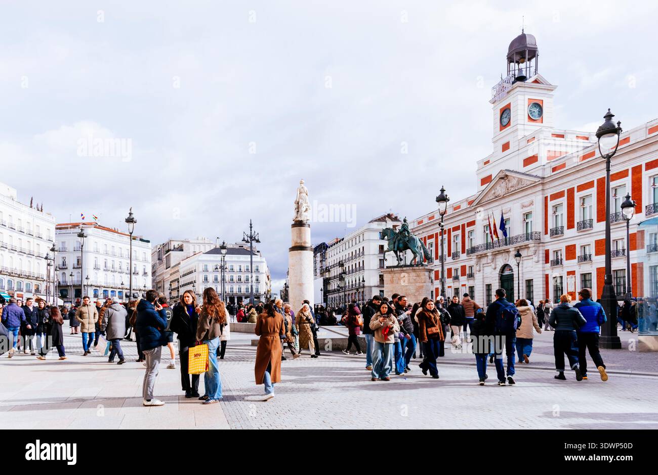 La Puerta del Sol, porta del Sole, è una piazza pubblica di Madrid, uno dei luoghi più conosciuti e frequentati della città. Questo è il centro (km 0) di Foto Stock