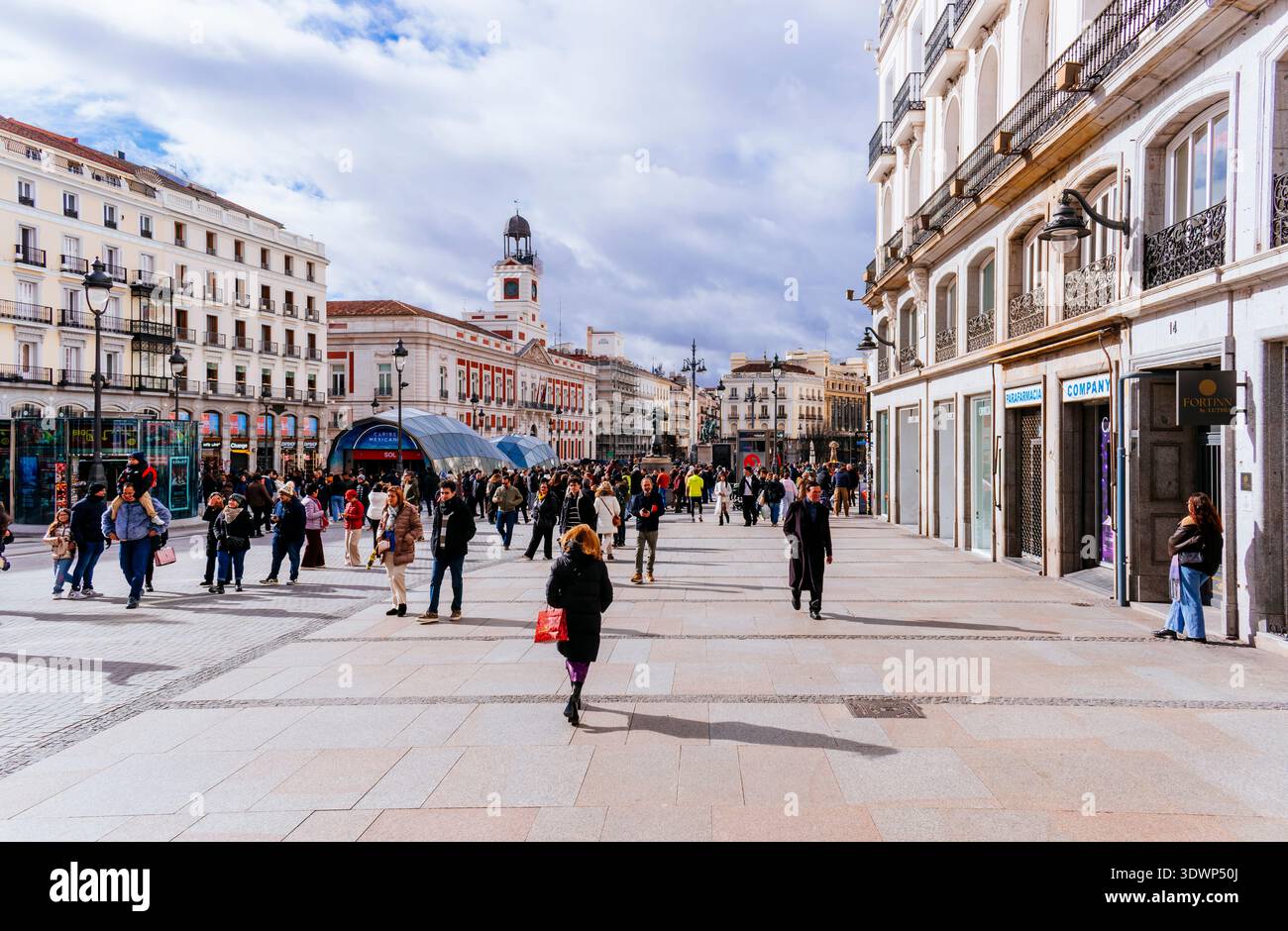 La Puerta del Sol, porta del Sole, è una piazza pubblica di Madrid, uno dei luoghi più conosciuti e frequentati della città. Questo è il centro (km 0) di Foto Stock
