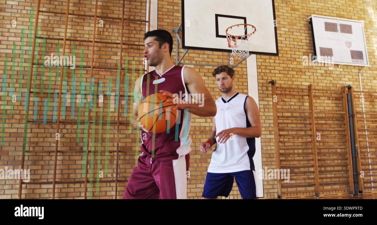 Tiene in mano il pallacanestro, un giocatore maschile in maglia marrone e bianca che prepara il drive in palestra scolastica, con canestro Foto Stock