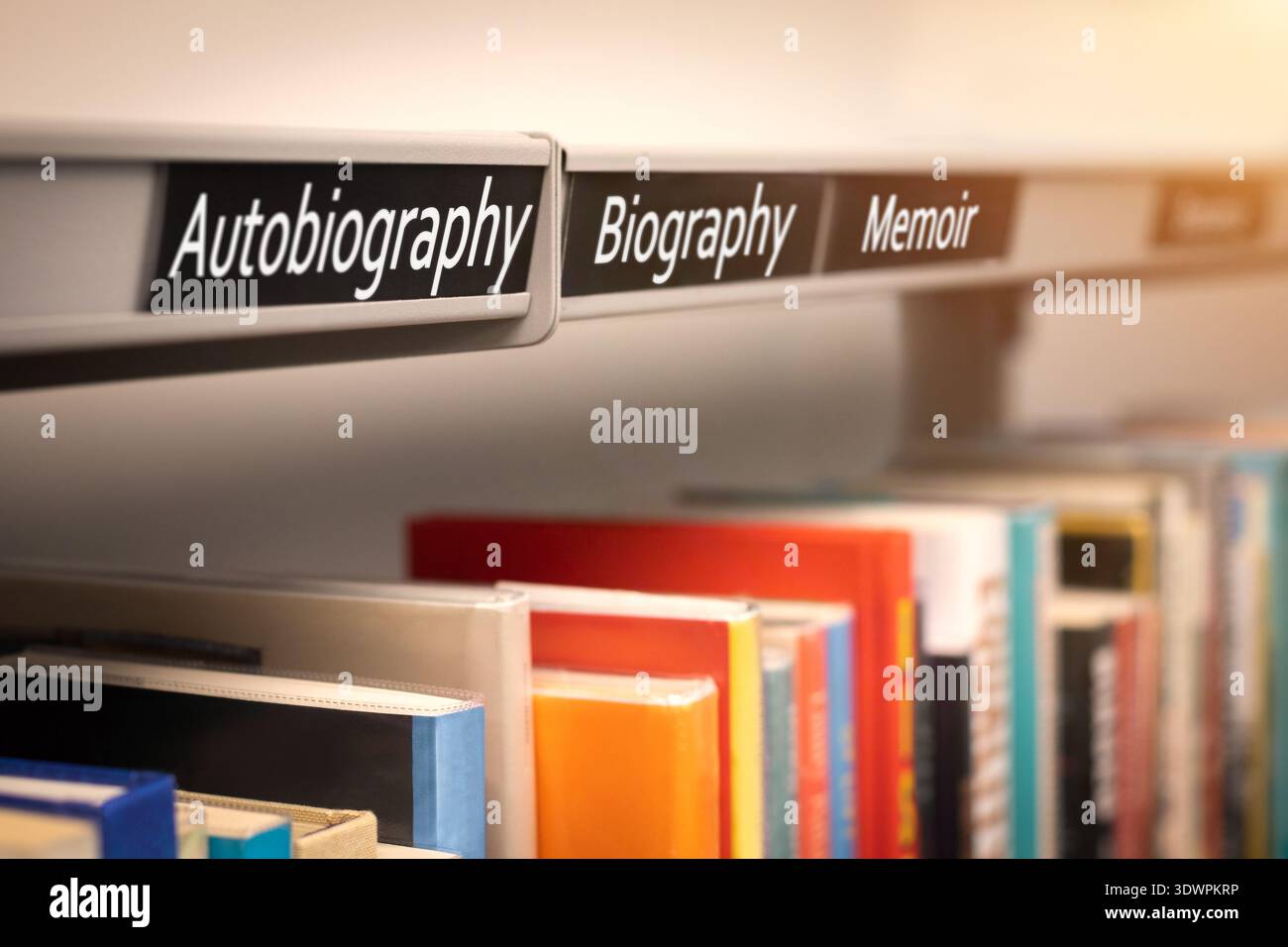 Biografia e libri di memorie. Libreria presso la biblioteca di lettura o la libreria che raffigura opere di saggistica di autori. Profili delle storie di vita. Foto Stock