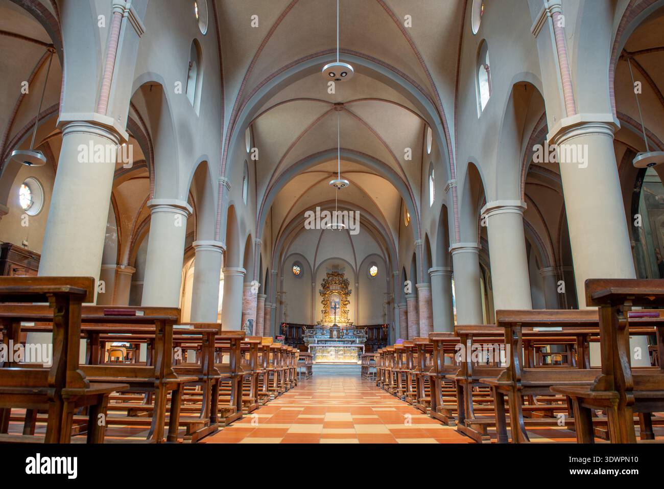 Interno della chiesa di San Luca in Cremona con navata centrale simmetrica, imponenti colonne, soffitto a volta e altare decorato sullo sfondo Foto Stock