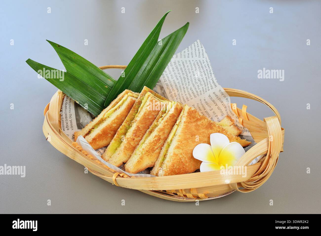Un piatto di sandwich tostato e burro. Sembrano croccanti e deliziosi e sono il mio punto fermo mattutino pigro. Foto Stock