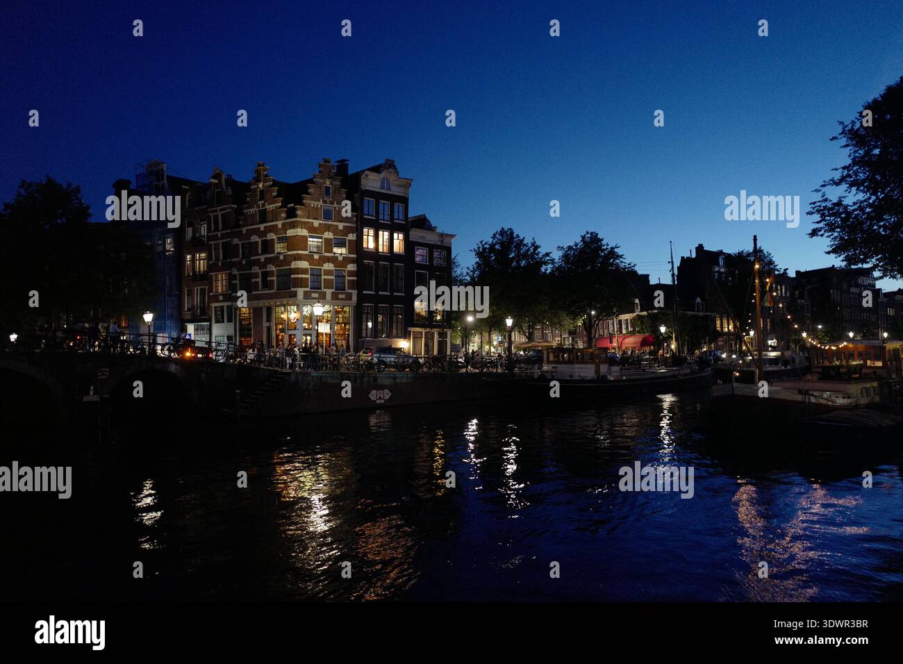 Vista dei canali di Amsterdam di notte Foto Stock