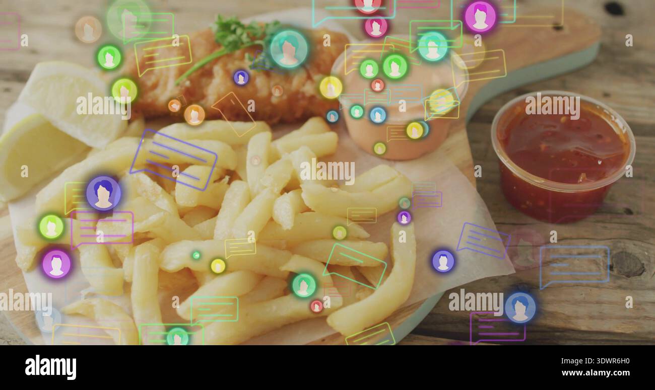 Mostra pile di patatine fritte con pesce fritto, spicchi di limone e salse su tavola di legno, con sovrapposizioni Foto Stock