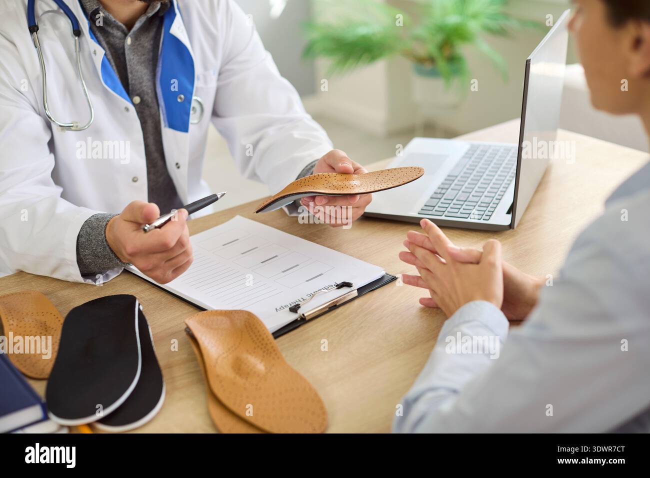 Consulenza ortopedica su solette personalizzate e supporto per arco in clinica Foto Stock