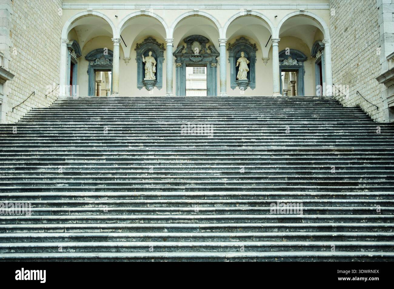 Ampio colpo simmetrico della grande scalinata in pietra che conduce all'ingresso ad arco dell'Abbazia di Monte Cassino, Cassino, Lazio, Italia Foto Stock