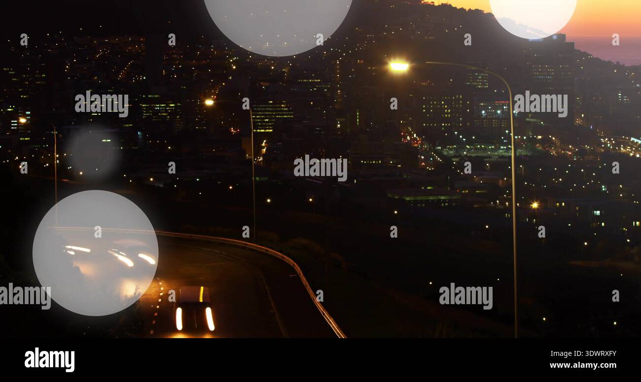 Mostra autostrade curvilinee che formano lunghe piste luminose per auto a lunga esposizione in Overlook, con guardrail, bokeh Foto Stock