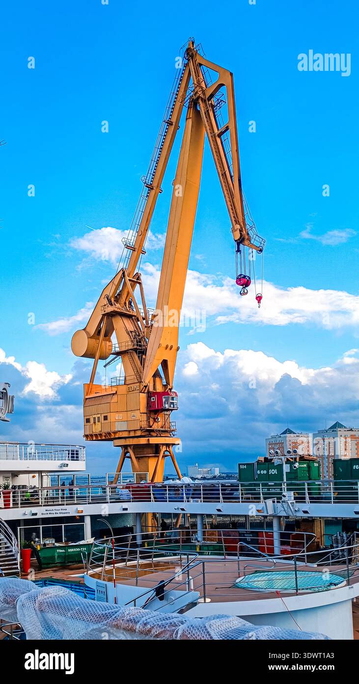 Vista dal ponte di una nave da crociera con una grande gru portuale industriale e infrastrutture portuali sullo sfondo nel porto di Cadice, Spagna. Foto Stock