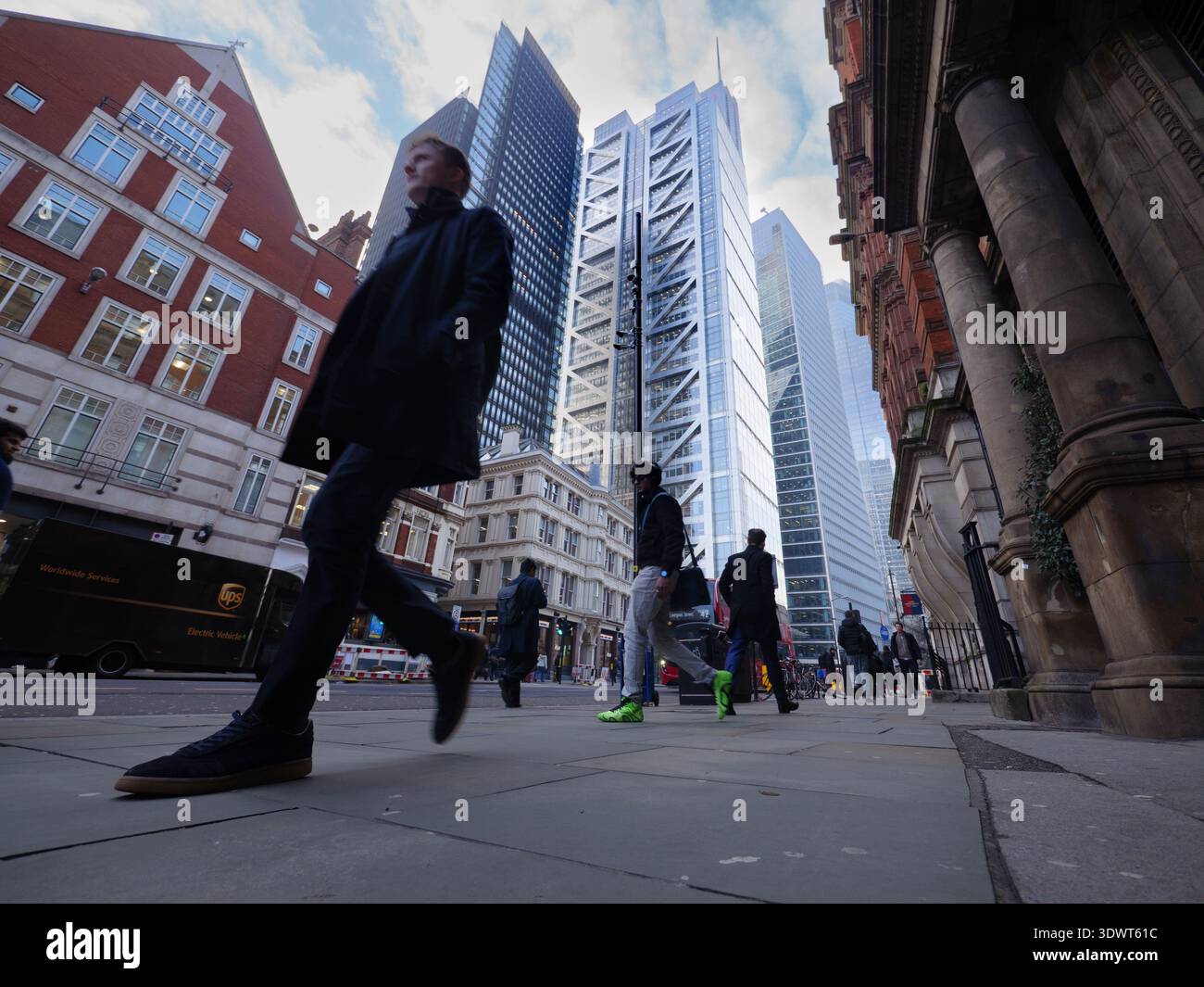 I pedoni camminano lungo Bishopsgate nella City di Londra, una strada principale definita da un drammatico contrasto tra monumenti storici e grattacieli di vetro moderni. Nel febbraio 2026, il paesaggio urbano è dominato da 22 Bishopsgate, l'edificio più alto della città con i suoi 278 metri, e dalla vicina 8 Bishopsgate, che presenta un caratteristico design a "blocco impilato". Foto Stock