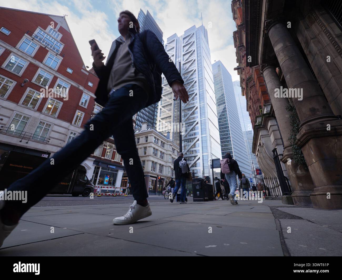I pedoni camminano lungo Bishopsgate nella City di Londra, una strada principale definita da un drammatico contrasto tra monumenti storici e grattacieli di vetro moderni. Nel febbraio 2026, il paesaggio urbano è dominato da 22 Bishopsgate, l'edificio più alto della città con i suoi 278 metri, e dalla vicina 8 Bishopsgate, che presenta un caratteristico design a "blocco impilato". Foto Stock