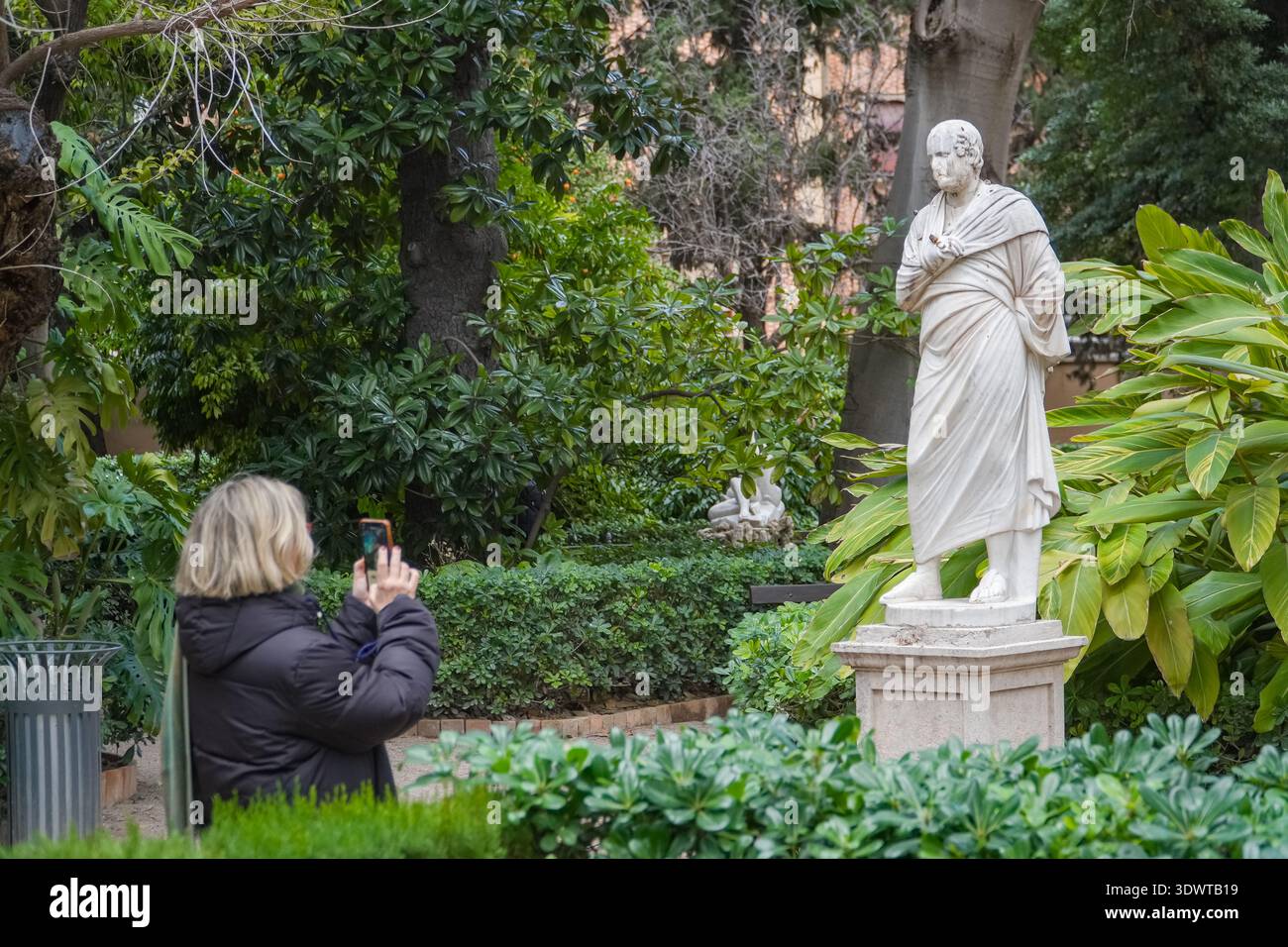 Giardini di Monforte, Jardines de Monforte. Parco storico del XIX secolo a Valencia, in Spagna, con statue neoclassiche, vegetazione lussureggiante e fot dei turisti Foto Stock