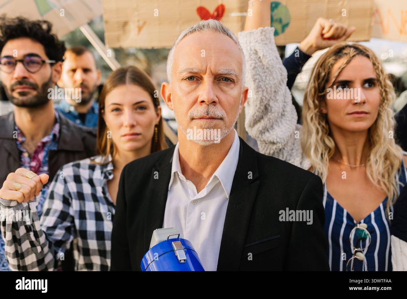Attivista che tiene un megafono che protesta per la giustizia ambientale Foto Stock