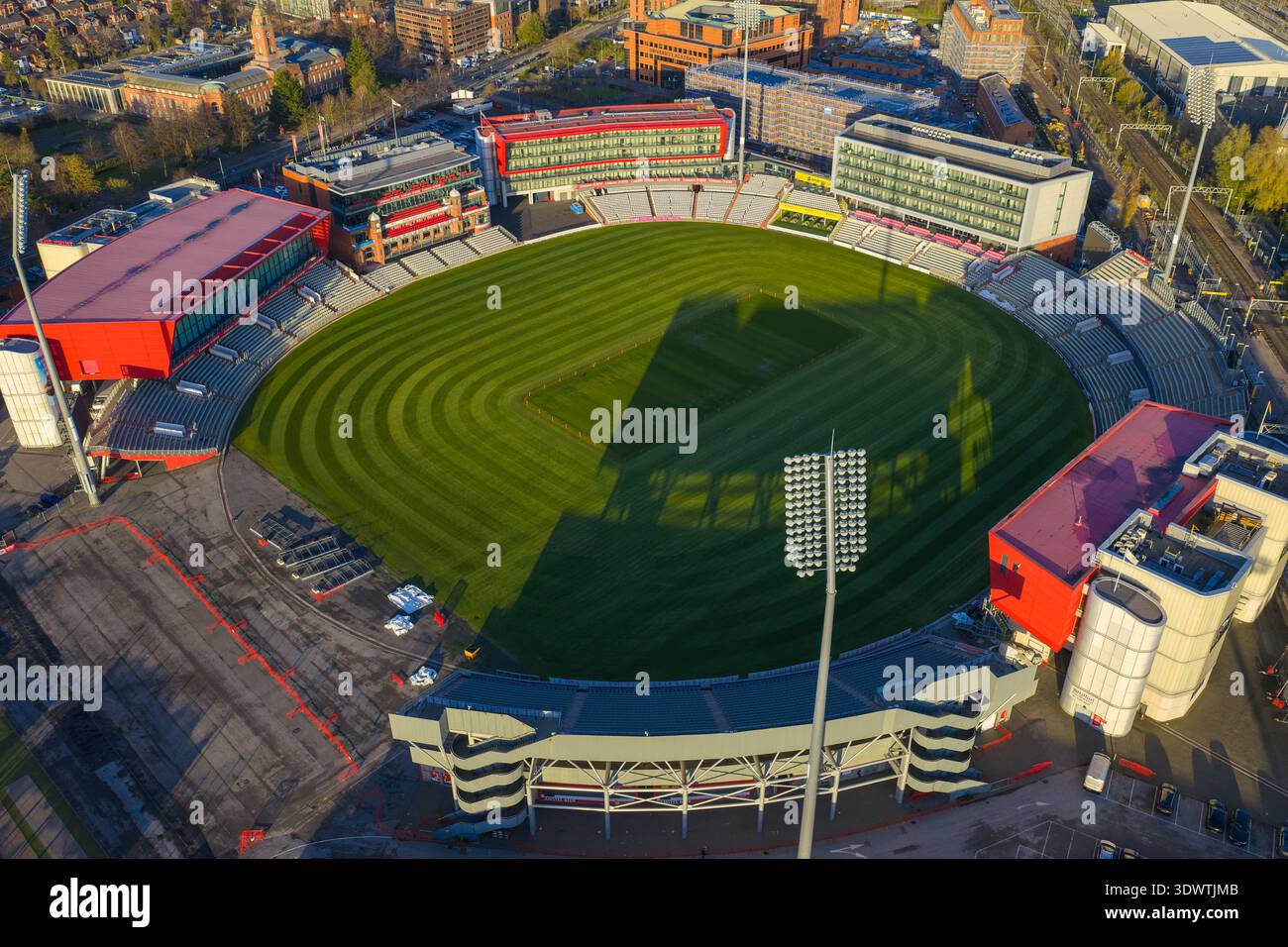 Prospettiva aerea dello stadio di cricket Emirates Old Trafford, che mostra il campo circolare verde e le moderne strutture ricettive. Foto Stock