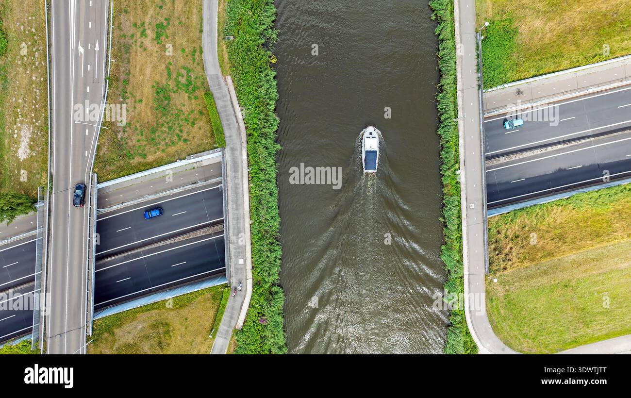 Vista dall'alto verso il basso del canale che attraversa l'acquedotto Foto Stock