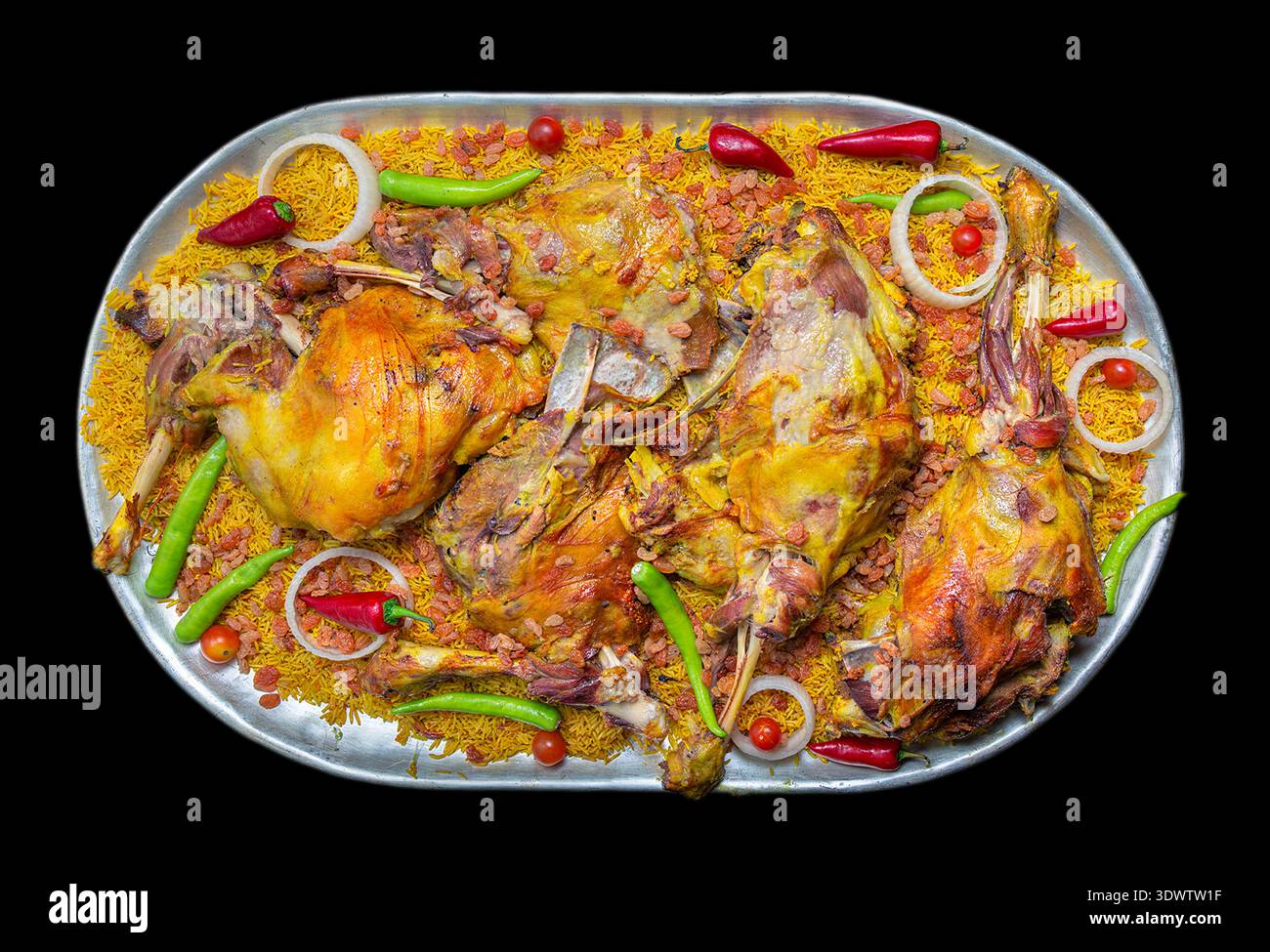 Ampio piatto di riso mandi tradizionale mediorientale condito con carne di agnello arrosto lento e peperoncino Foto Stock
