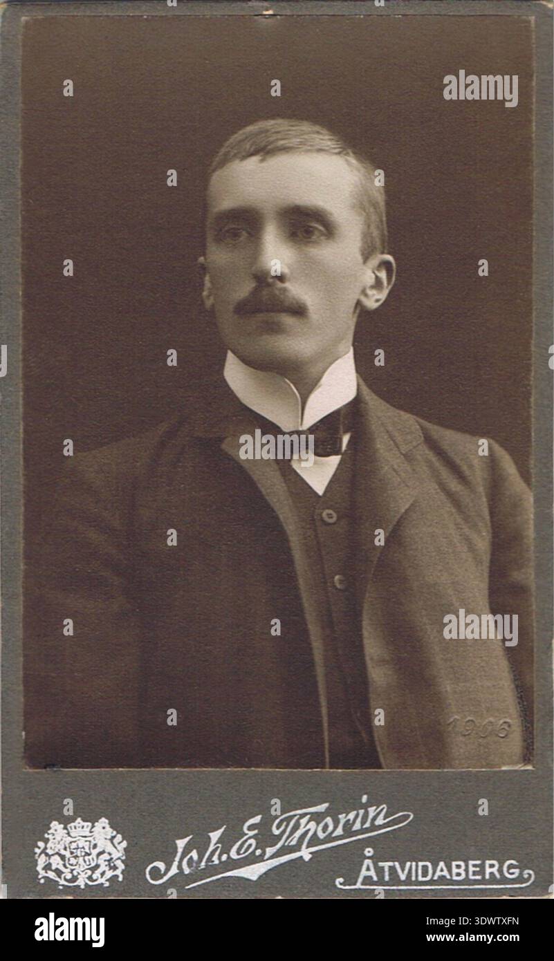 Anders Ivar Rooth (1881 – 1921) è stato un capitano di mare svedese che ha servito nello Stato libero del Congo dal 1908 al 1917. Johan Emanuel Thorin (1882–1930) è stato un fotografo svedese attivo a Åtvidaberg e ha creato ritratti in studio. L'immagine d'archivio è un ritratto in studio di Rooth prodotto da Thorin, conservato come una stampa fotografica storica. Foto Stock