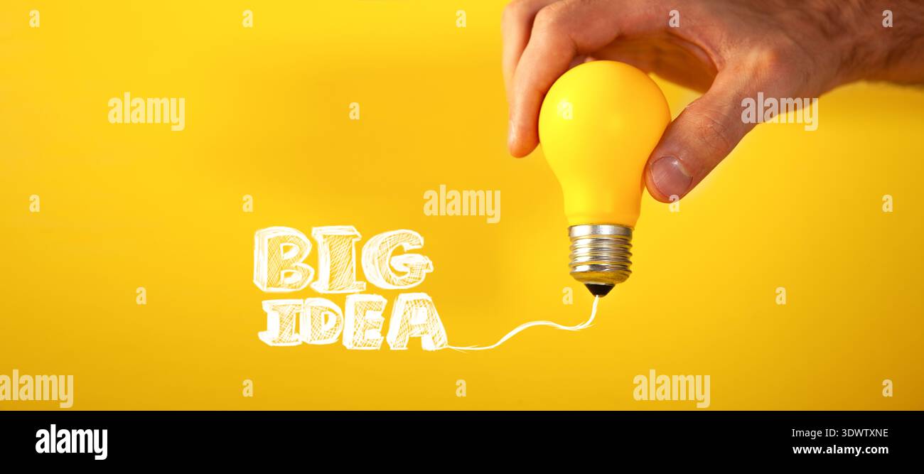 Concetto di grande idea con lampadina su sfondo giallo, spazio di copia Foto Stock