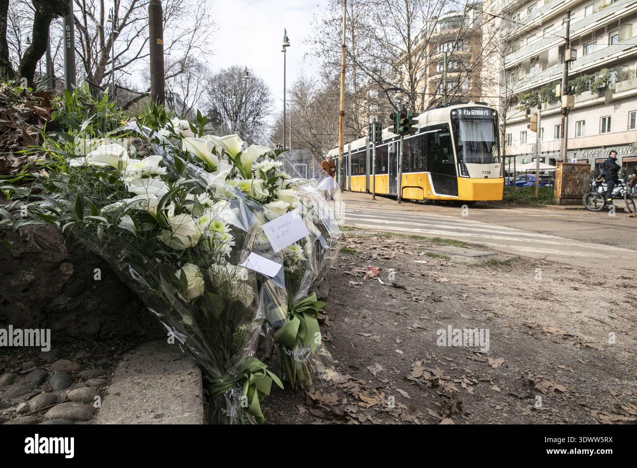 Milano, Italia. 28 febbraio 2026. Milano, Viale Vittorio Veneto, tram 9 deragliato, il giorno successivo, valutazione dei danni, il luogo dell'incidente nelle foto: due mazzi di fiori bianchi nel luogo dell'incidente, "le condoglianze dell'ATM" tram 9 dello stesso modello di quello che ha fatto passare l'incidente davanti ai fiori lasciati dall'ATM per le vittime. Credito: Agenzia fotografica indipendente/Alamy Live News Foto Stock