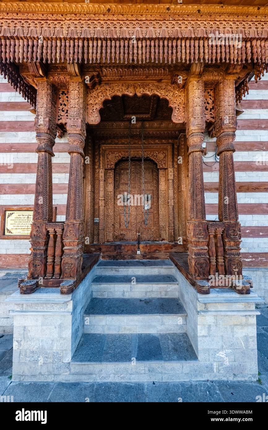 I gradini conducono all'ingresso in legno decorato e intagliato a mano del tempio Narayan-Nagini a Kalpa, che mostra l'artigianato tradizionale dell'Himalaya. Foto Stock