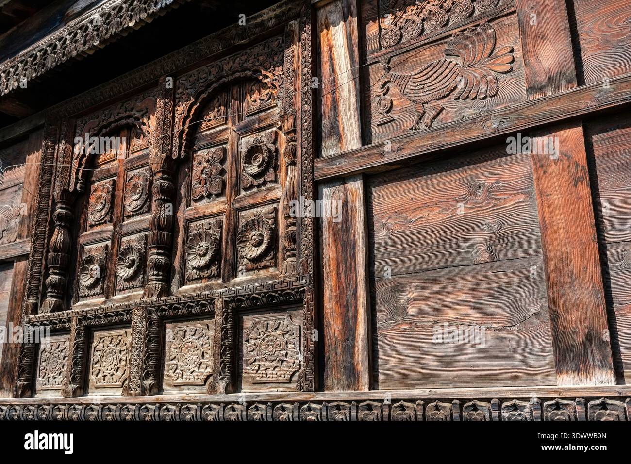 Le sculture in legno decorano una casa tradizionale in stile Kath Kuni situata nel villaggio di Roghi. Foto Stock