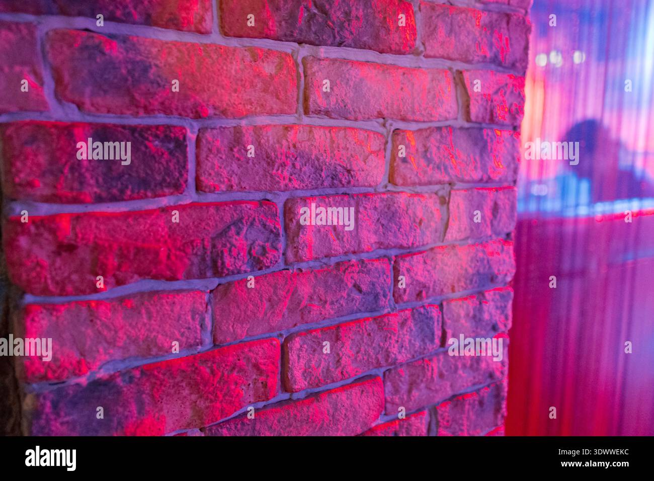 Una parete illuminata da faretti in un nightclub Foto Stock