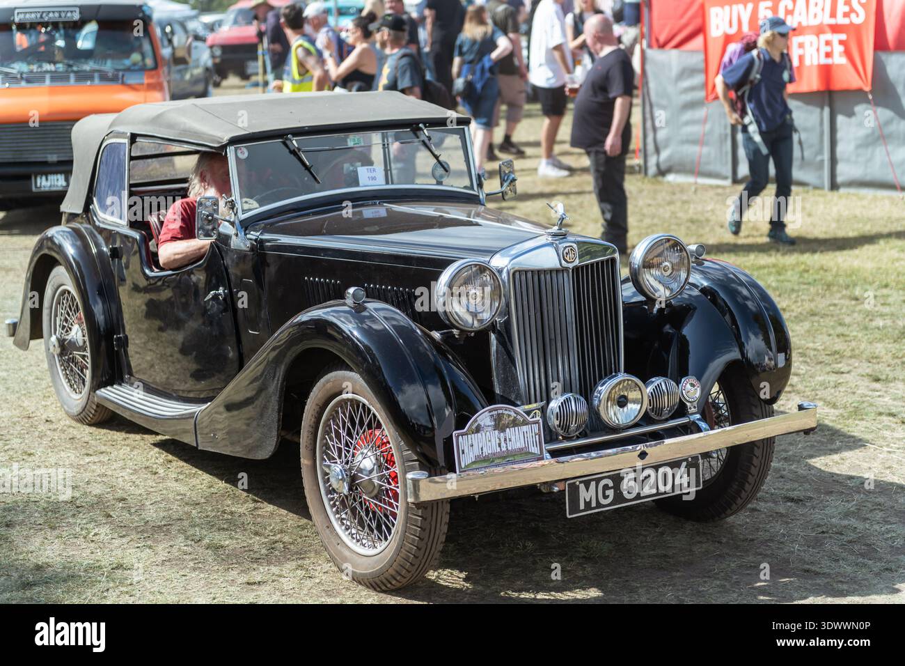Rara MG va open tourer MG 5204 prebellica in nero all'Astle Park Traction Engine Rally 2025, Cheshire. Foto Stock