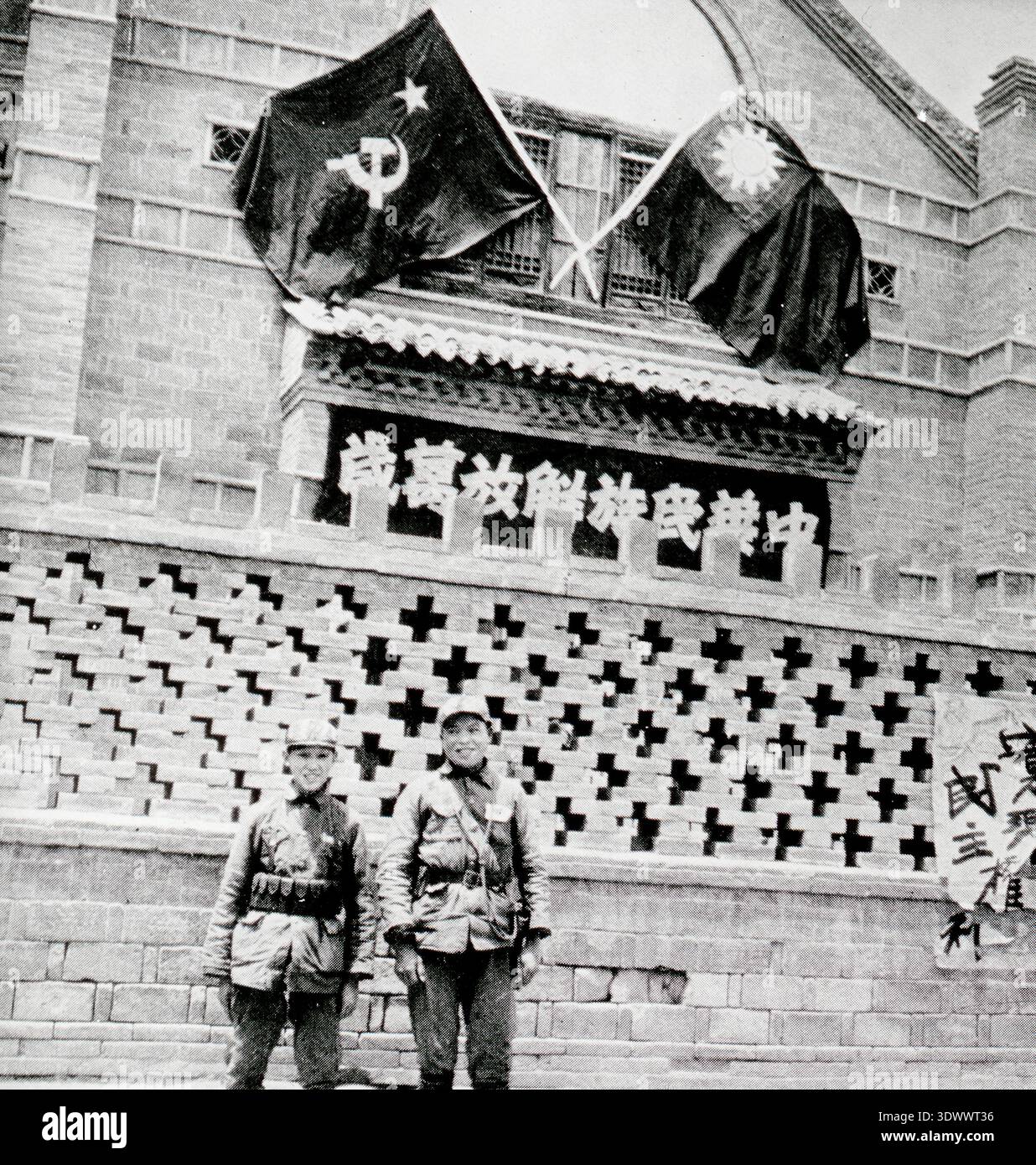 0964.a.2336 è una fotografia d'archivio del XX secolo, prima metà, tratta dalla collezione 0964 di Equmeniakyrkan, la Chiesa del Patto della missione di Svezia. La stampa fotografica storica documenta una bandiera, un edificio e soldati in Cina, conservati all'interno dell'archivio missionario. Foto Stock