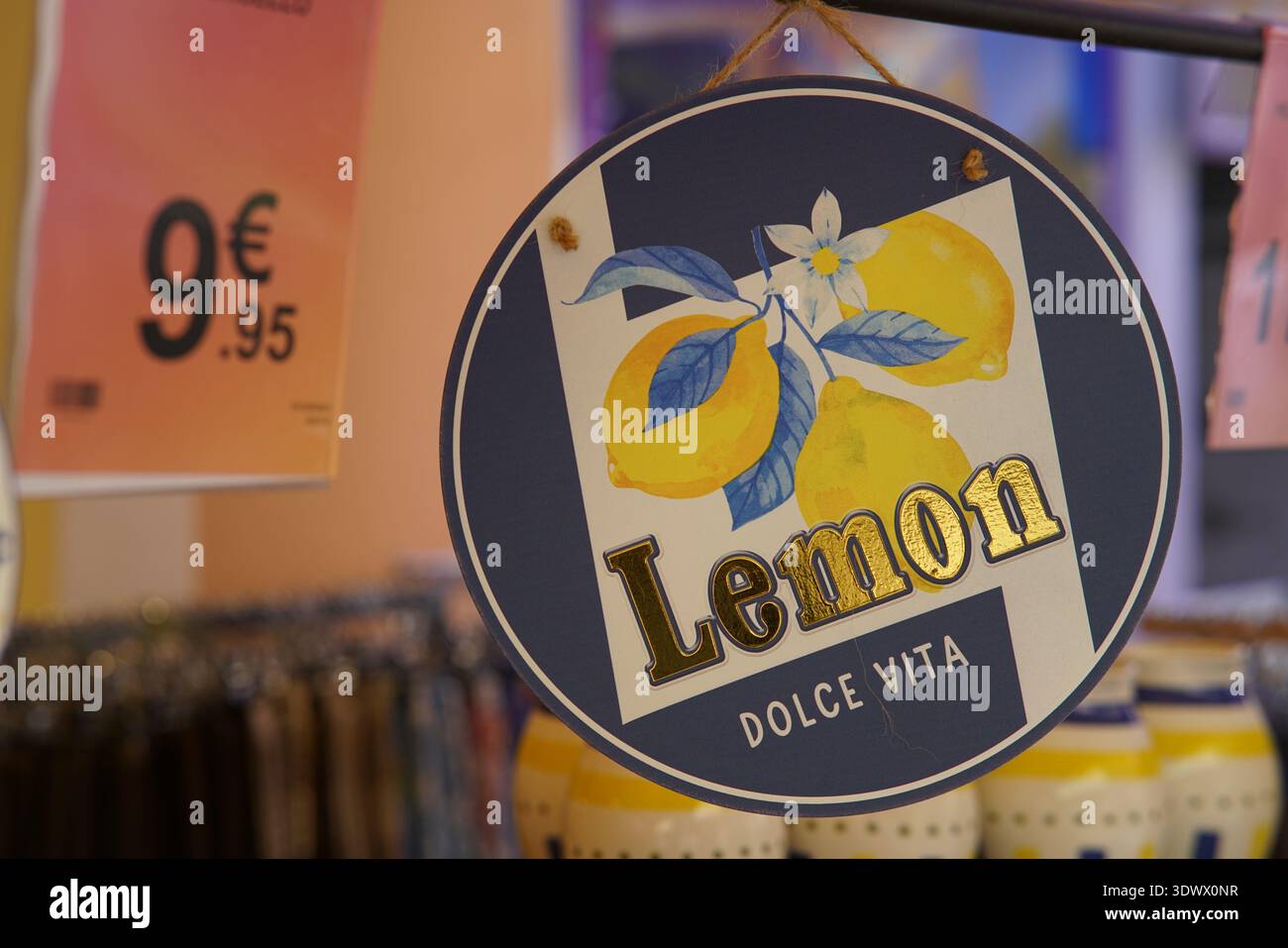 Cartello rotondo "Lemon Dolce vita" con illustrazione al limone al mercato di Menton, Francia Foto Stock