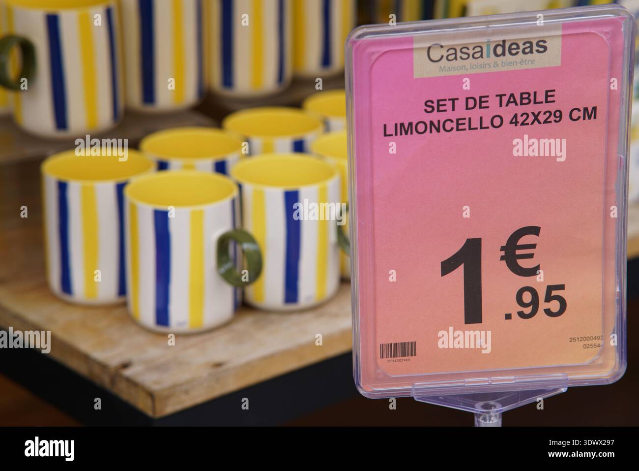 Prezzo indicante 1,95 € per tazza limoncello a righe sul colorato bancone del mercato.Mentone, Francia Foto Stock