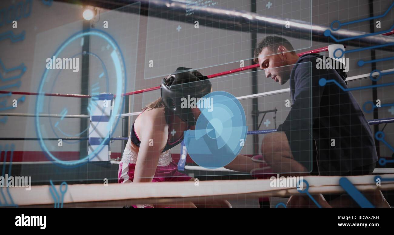 Pugile seduto che indossa copricapo nero e pantaloncini rosa, guanti in ring con HUD Foto Stock
