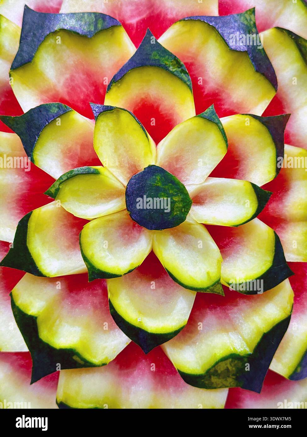 Vista ravvicinata dell'intaglio decorativo della pelle e della polpa di un anguria. Foto Stock