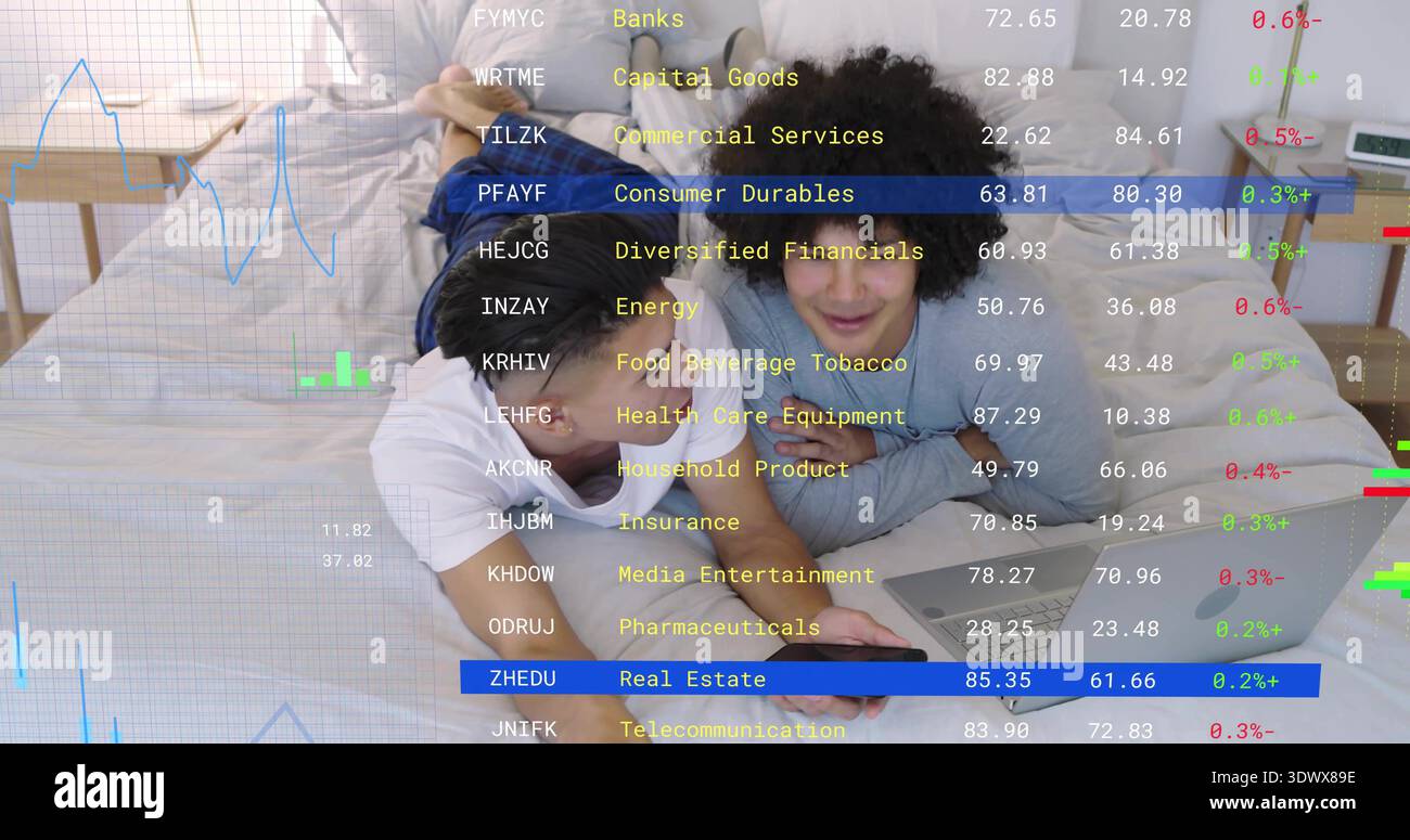Due uomini sdraiati in abiti casual che condividono lo smartphone e guardano il laptop con sovrimpressione in camera da letto Foto Stock