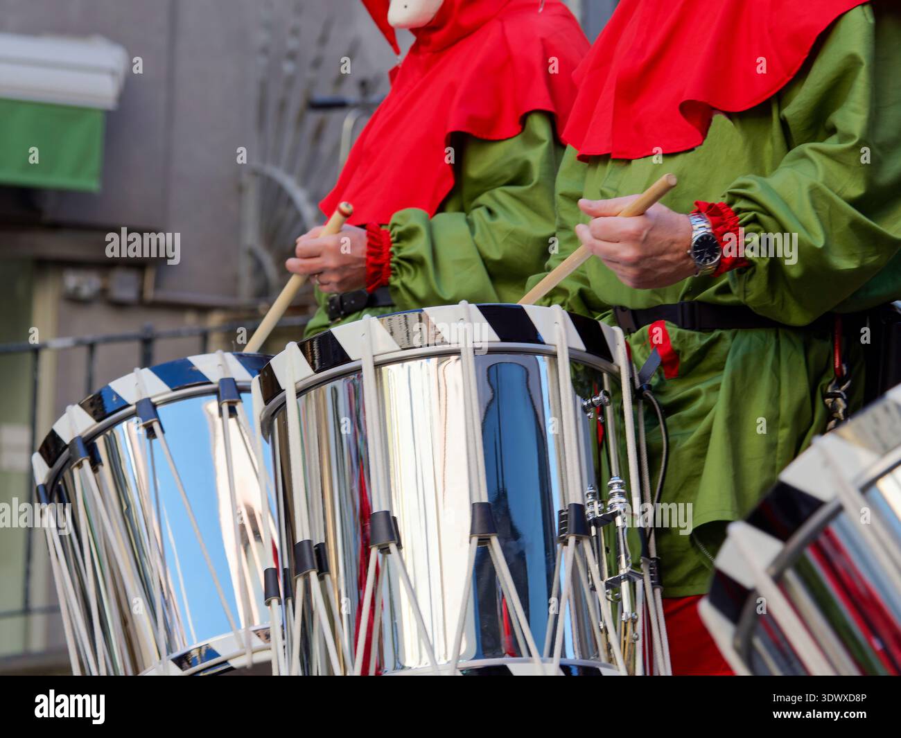 Drummer tradizionali di Carnevale in costumi in stile medievale Foto Stock