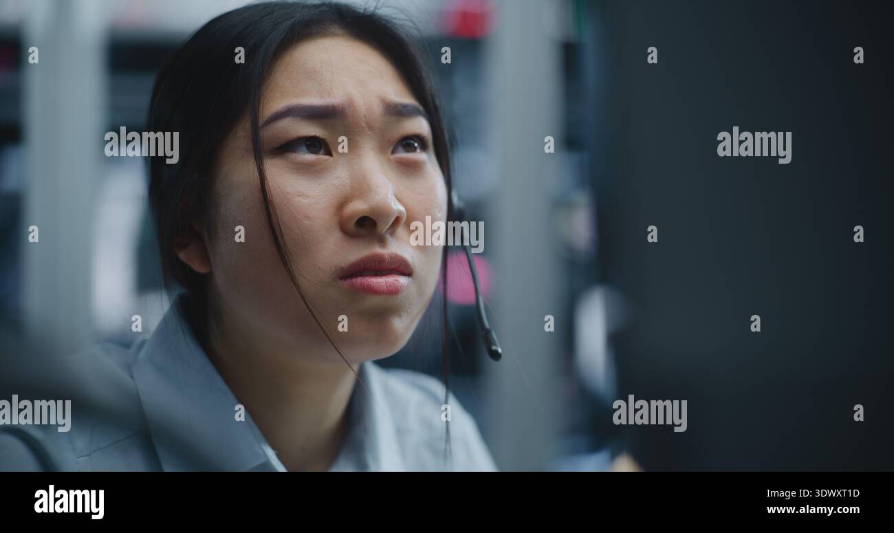 Il primo piano di Broker reagisce emotivamente dopo aver ricevuto aggiornamenti negativi di mercato tramite Headset durante gli orari di trading attivi. Stress, incertezza e intensità delle operazioni di Borsa in tempo reale. Foto Stock