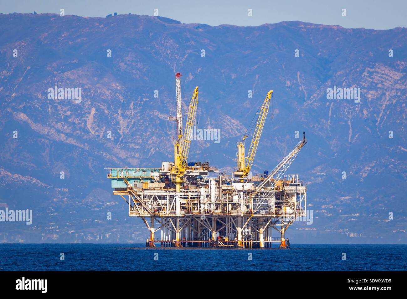 Piattaforma petrolifera offshore che opera in mare estraendo risorse petrolifere per l'approvvigionamento energetico e industriale globale Foto Stock