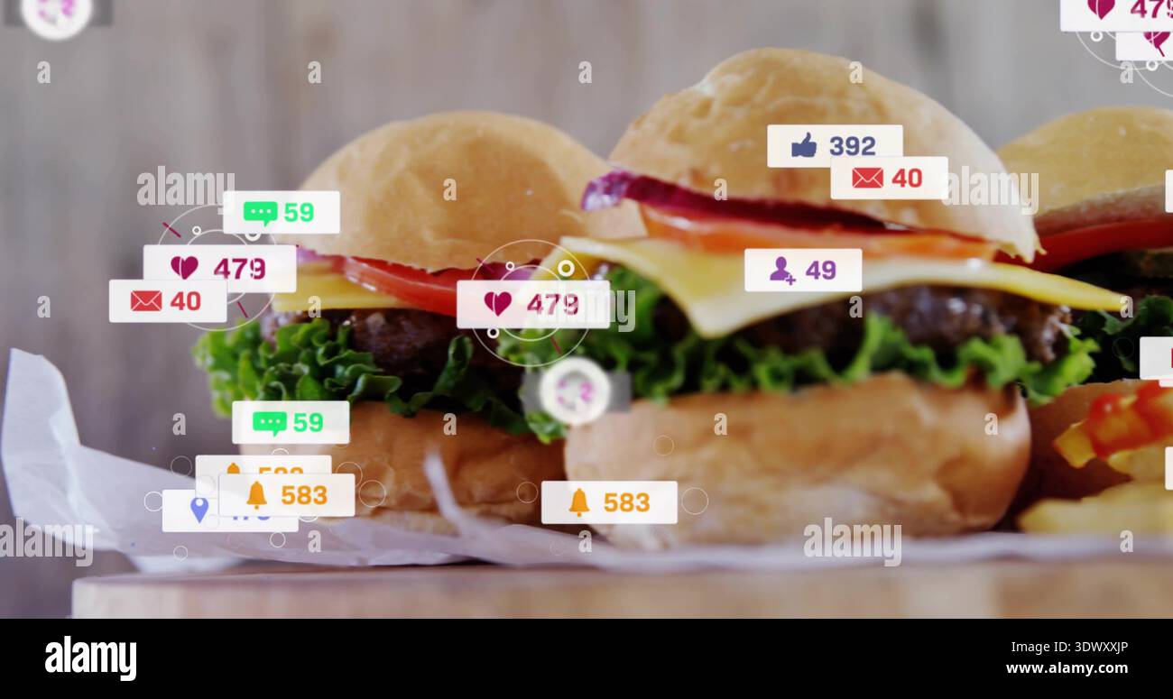 Mostra tre mini cursori di hamburger su una tavola di legno presso lo studio gastronomico, con icone dei social media Foto Stock
