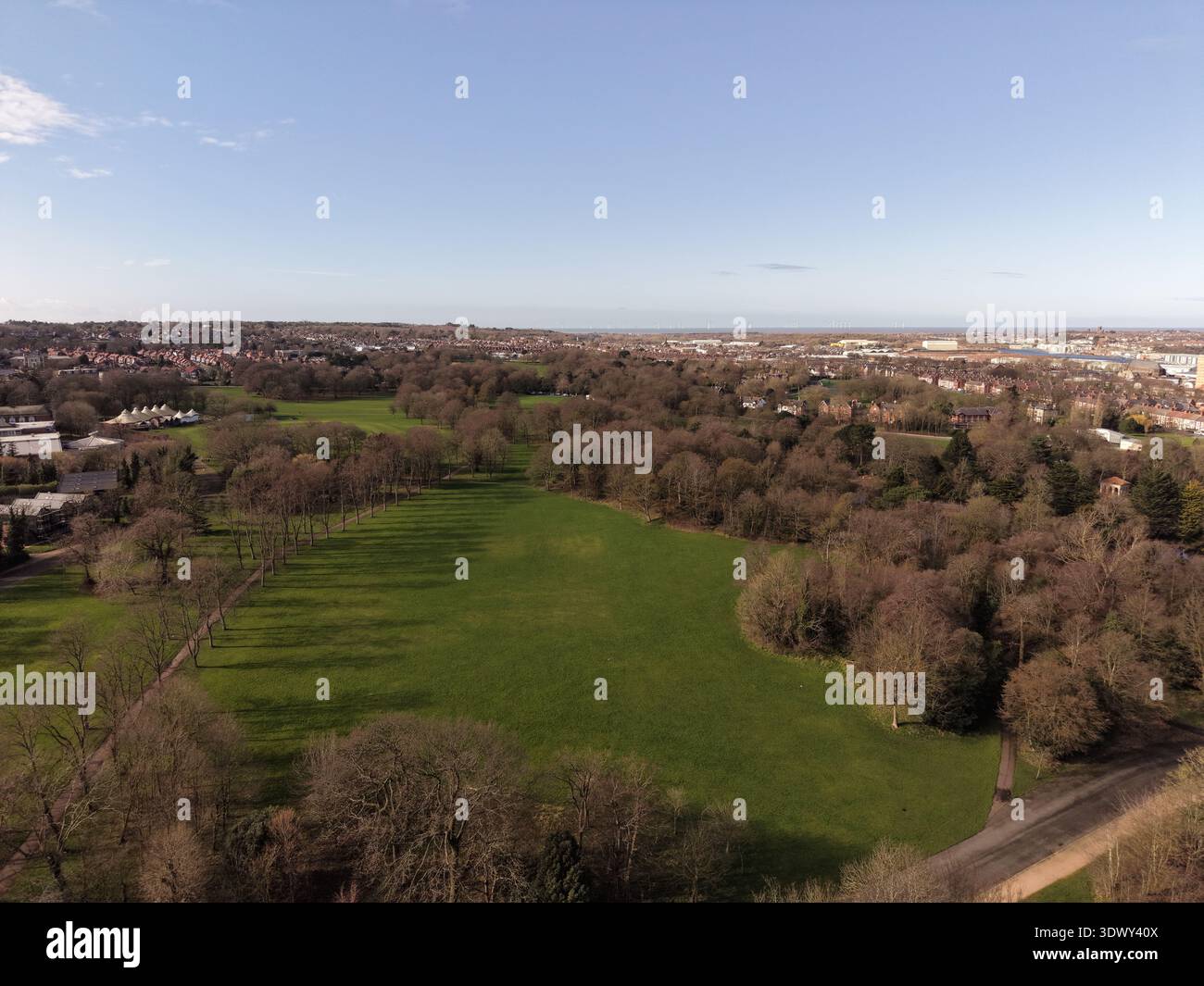 Immagine drone di Birkenhead Park con lunghe ombre di alberi sparse sull'erba. Foto Stock