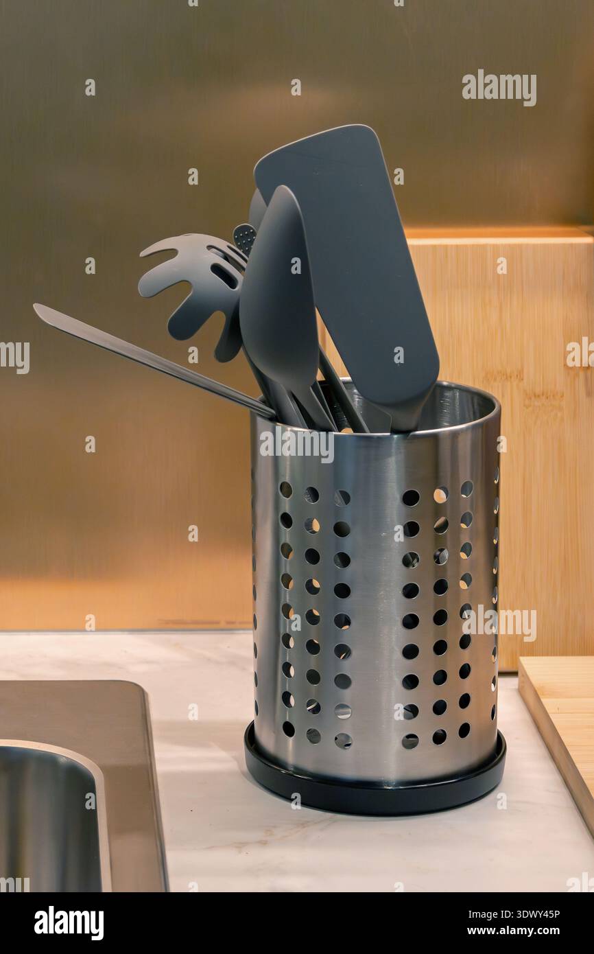 Utensili da cucina all'interno del vassoio metallico sulla scrivania Foto Stock